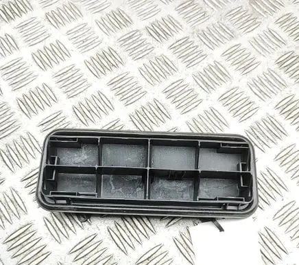Nissan Leaf II (ZE1) Quarter panel pressure vent 8200213712C