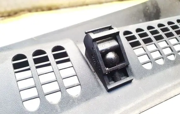 Windshield washer spray nozzle