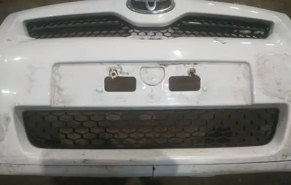 Toyota Corolla Verso AR10 Front bumper lower grill 