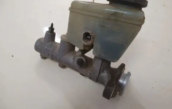 Toyota Land Cruiser (HDJ90) Master brake cylinder