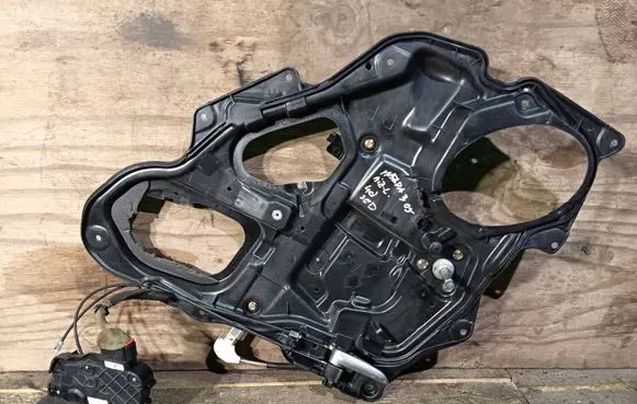 Rear door manual window regulator