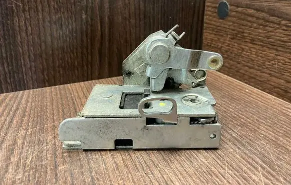 Iveco Daily 35 - 40.10 Loading door lock 500329771
