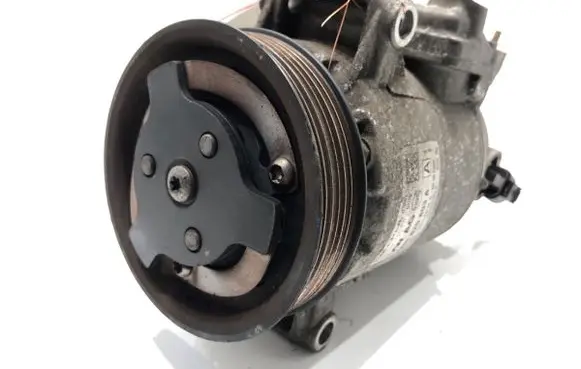 Volkswagen Golf VI Air conditioning (A/C) compressor (pump) 5N0820803A