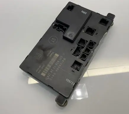 Mercedes-Benz E W211 Door control unit/module 2118701026 00401605 A2118701026