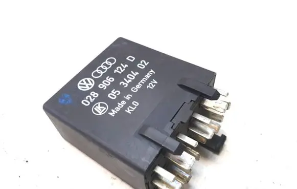 Volkswagen Golf III Other relay 028906124D05340402