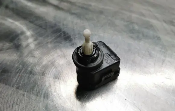 Headlight level adjustment motor