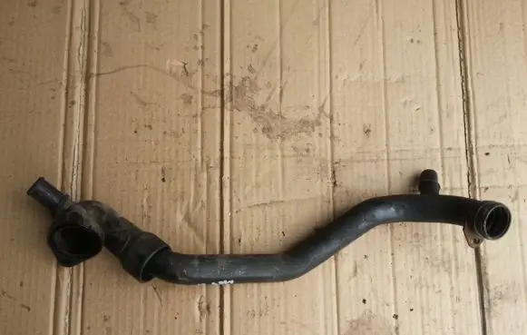 Engine coolant pipe/hose