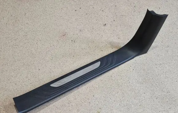 Front sill trim cover