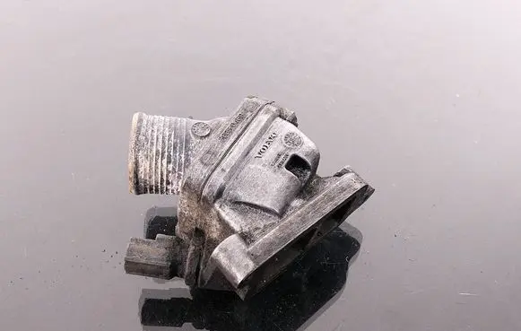 Volvo V70 Thermostat/thermostat housing 30650469