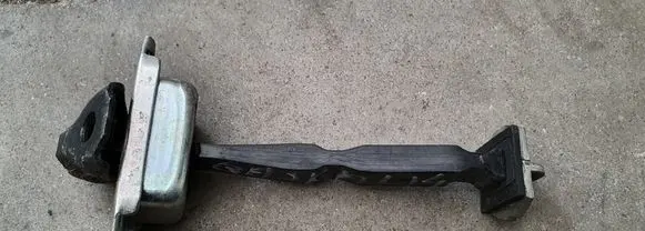 Nissan Qashqai Front door check strap stopper