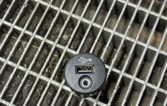 Nissan Juke I F15 USB socket connector 