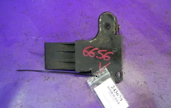Audi A8 S8 D3 4E Front door lock loop/hook striker 4E0823485B