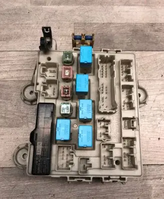 Toyota Previa (XR30, XR40) II Fuse module 8922128150 0039 6J04
