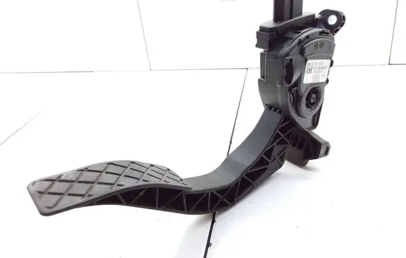 Accelerator throttle pedal