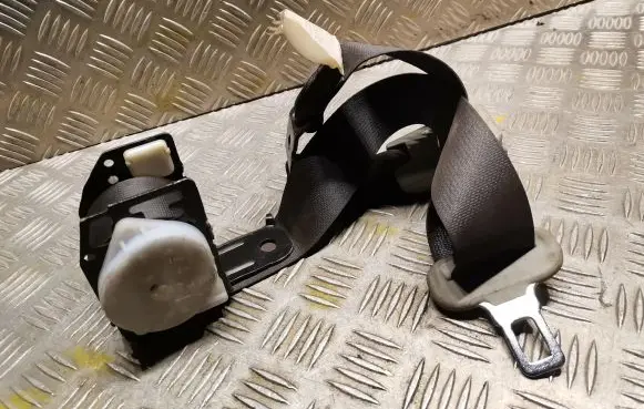 Middle seatbelt (rear)