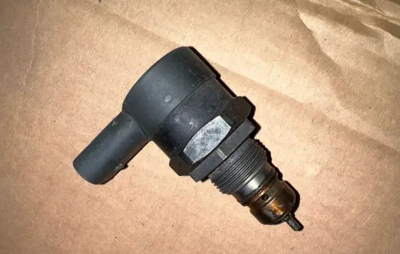 BMW 5 E60 E61 Fuel pressure regulator 0281002738