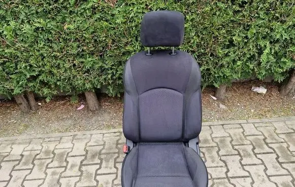 Nissan Juke I F15 Front driver seat 