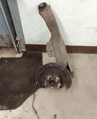 Nissan X-Trail T32 Rear wheel hub spindle/knuckle