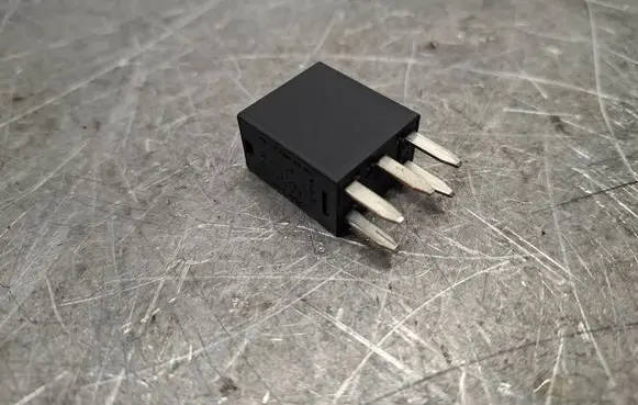 Opel Astra J Other relay 13500128