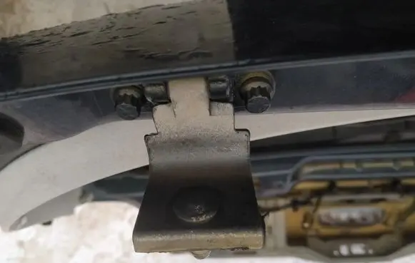 Tailgate/trunk/boot hinge