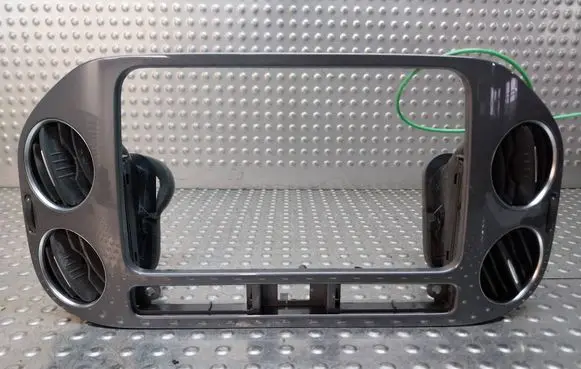 Volkswagen Tiguan Radio/GPS head unit trim S26380381 5N0858071E