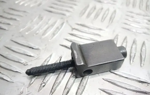 Volkswagen PASSAT B5.5 Fuel Injector clamp holder