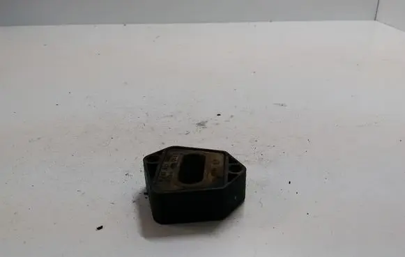 Radiator mount bracket