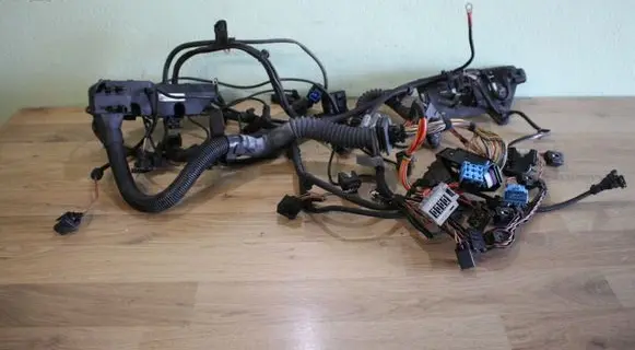 BMW 1 E81 E87 Fuel injector wires 7790593