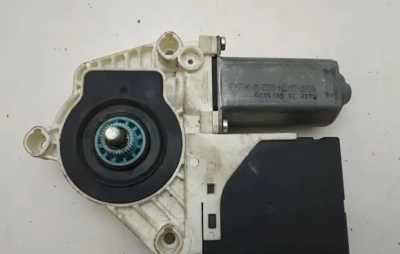 Volkswagen Jetta VI Front door window regulator with motor 3C0959792C