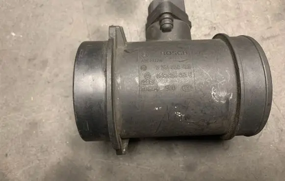 Audi A4 S4 B5 8D Mass air flow meter 059906461E 0281002429
