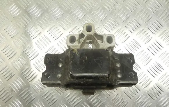 Volkswagen PASSAT B7 Engine mount bracket 3C0199555R