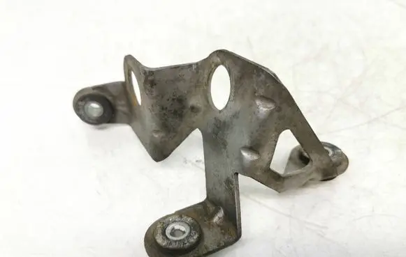 Volkswagen PASSAT B6 Gear shift cable bracket 1K0711789e