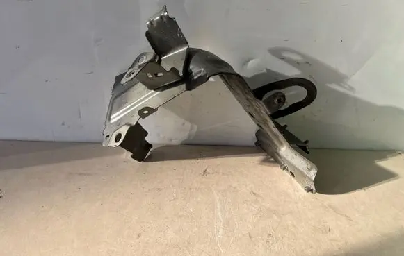 Audi Q7 4M Fender mounting bracket 4M0821131C