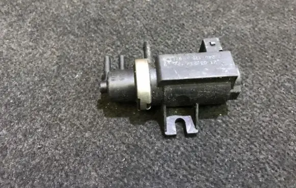BMW 5 E39 Turbo solenoid valve 72190323 7.21903.23