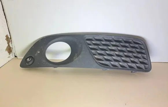 Volvo V70 Front bumper lower grill 30763110