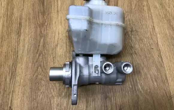 Land Rover Discovery 5 Brake fluid reservoir 32669621