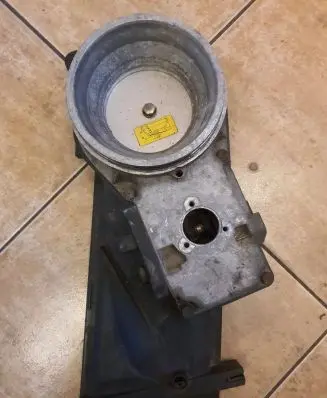 Audi 80 90 S2 B4 Fuel distributor 034133353C 0438121049