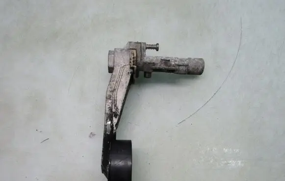 Peugeot 3008 I Alternator belt tensioner 