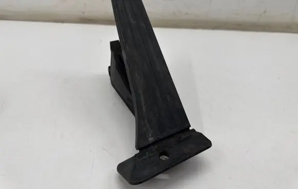 Accelerator throttle pedal