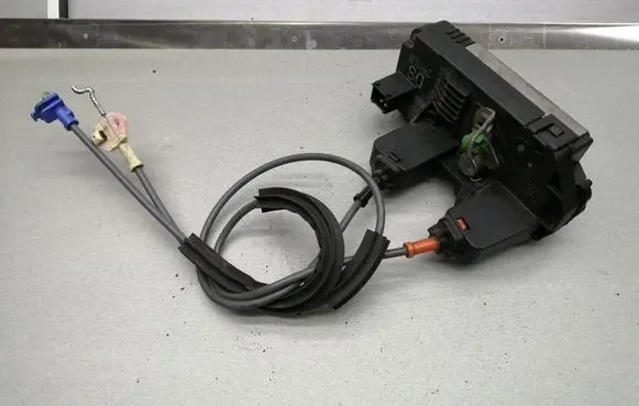 Opel Zafira A Rear door lock 24414134