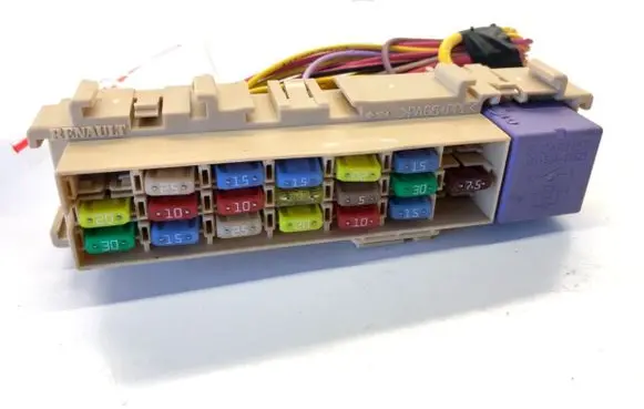 Renault Clio III Fuse box set 8200241944