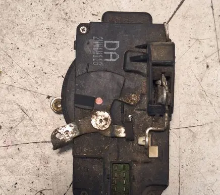 Opel Vectra B Front door lock 24414110 DA24414110