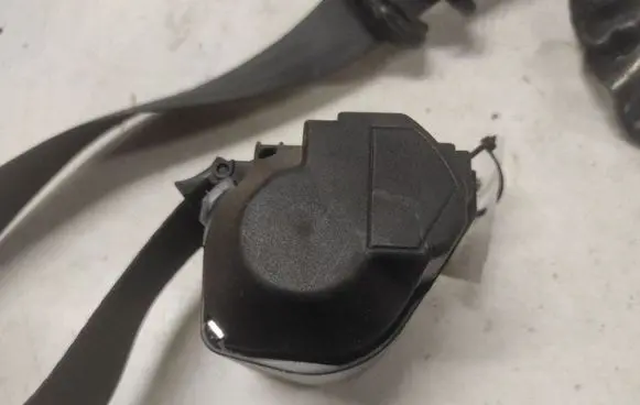 Volkswagen Polo IV 9N3 Rear seatbelt 6Q0857805A 34052097