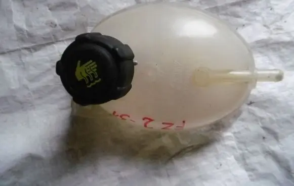 Renault Clio IV Coolant expansion tank/reservoir 217107259R
