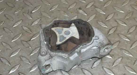 Land Rover Discovery Sport Engine mount bracket