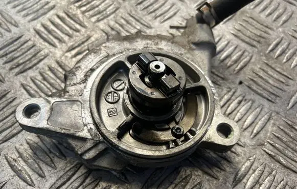 Toyota Yaris Vacuum pump 08212211