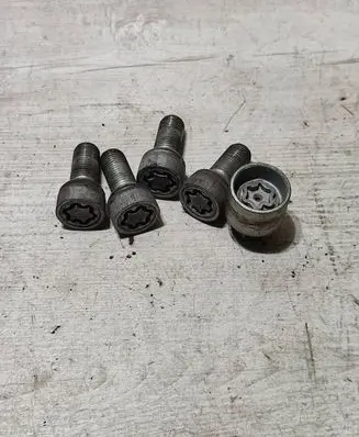 Volkswagen Touran III Anti-theft wheel nuts and lock R037