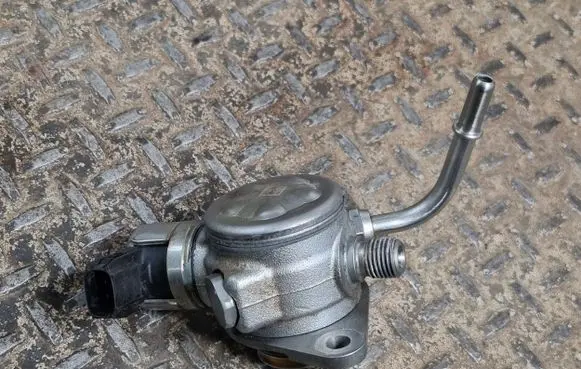 Volvo XC40 Fuel injection high pressure pump 31437903