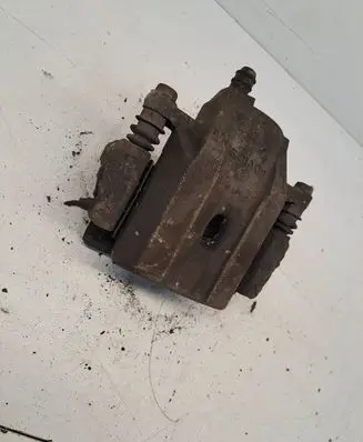 Toyota Prius (NHW20) Front brake caliper