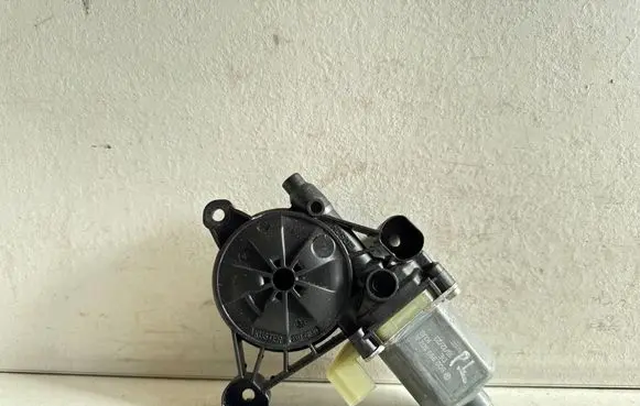 Volkswagen T-Roc Front door window regulator motor 0130822714